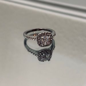 Sparkling Silver Round Shaped Ring 💍